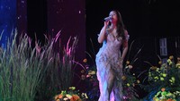 Pada kesempatan yang sama Raisa juga bernyanyi di antara ilalang. Foto: Ari Saputra/detikcom