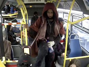 Keji! Pria AS Tendang Perut Nenek 79 Tahun di dalam Bus