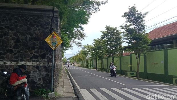 Retakan tembok pagar Stadion Trikoyo Klaten, Jumat (16/12/2022).