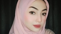 Soal penampilan berhijab sebenarnya dari dulu juga suka berhijab, cuma belum mantap untuk berhijab dan di acara-acara tertentu saja memakai hijab. Mungkin lebih adem ya, yang biasanya ribet styling rambut kalau ke mana-mana sekarang lebih simple. Insyaallah sudah mantap berhijab karena postingan Instagram pun sekarang sudah diperbarui. Postingan lama-lama yang nggak pakai hijab sudah dihapus-hapus, ujar Riesca Rose. (Foto: dok Instagram)