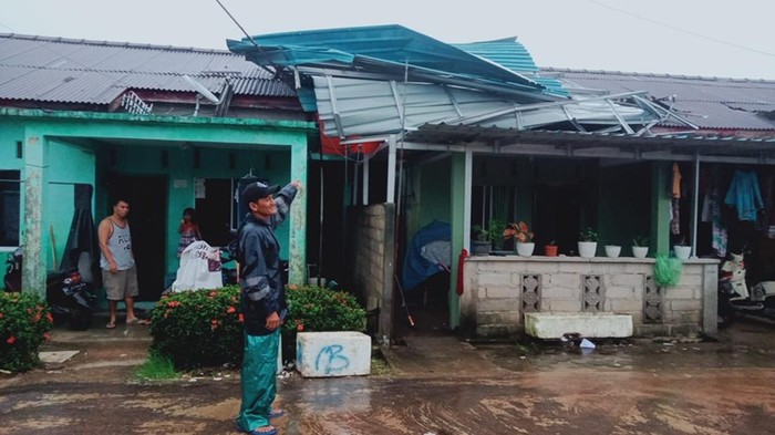 Rumah warga yang rusak akibat terjangan angin puting beliung. (Foto: Istimewa)
