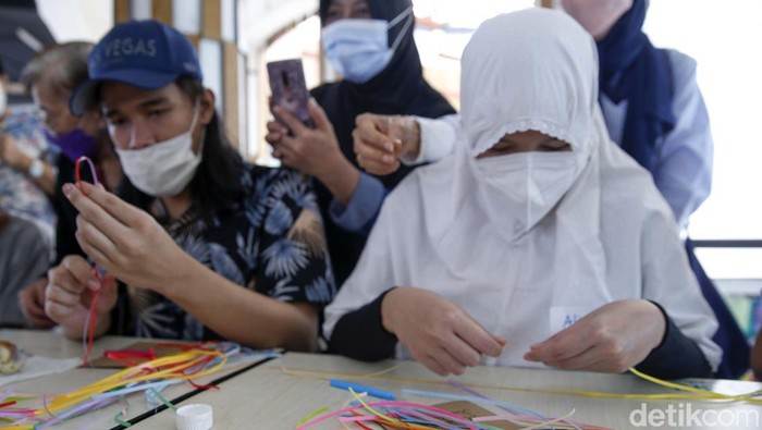 Sejumlah Anak Berkebutuhan Khusus (ABK) mengikuti pelatihan membuat kerajinan tangan. Kegiatan ini untuk memberikan keterampilan bagi para ABK.
