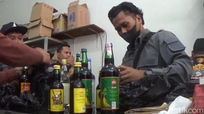 Satnarkoba Sumedang Sita Dua Ribu Botol Miras Sepanjang 3 Bulan Razia