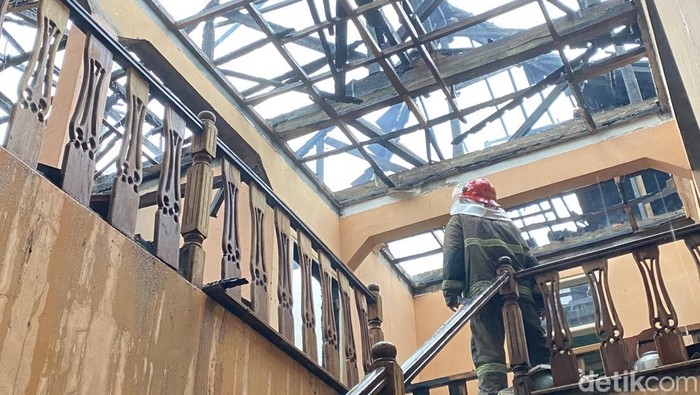 Sebuah rumah di Sukabumi terbakar usai tersambar petir.