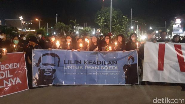 Sekelompok orang menggelar aksi lilin mendorong pengungkapan kasus pembunuhan Iwan PNS Semarang, Jumat (16/12/2022).