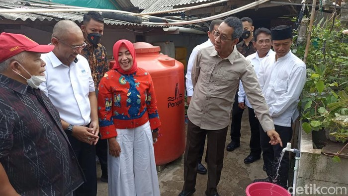 Sekretaris Komisi B DPRD DKI Jakarta Wa Ode Herlina Mendampingi Pj Gubernur DKI Heru Budi di Marunda