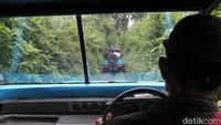 Selama kurang lebih satu jam kami menikmati perjalanan tersebut. Sekalipun harus terguncang di jalan yang licin, kami tetap bisa menikmati perjalanan, karena semua pengemudi kendaraan lapangan tersebut sudah berpengalaman.  