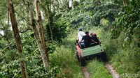 Dengan menggunakan jeep, para wisatawan menyusuri jalan-jalan sempit nan berlumpur, dan jalur menanjak dan menurun yang cukup menantang. Belum lagi kondisi hujan membuat jalanan licin, semakin memacu adrenalin lantaran beberapa kali ditemui ban mobil yang slip.  