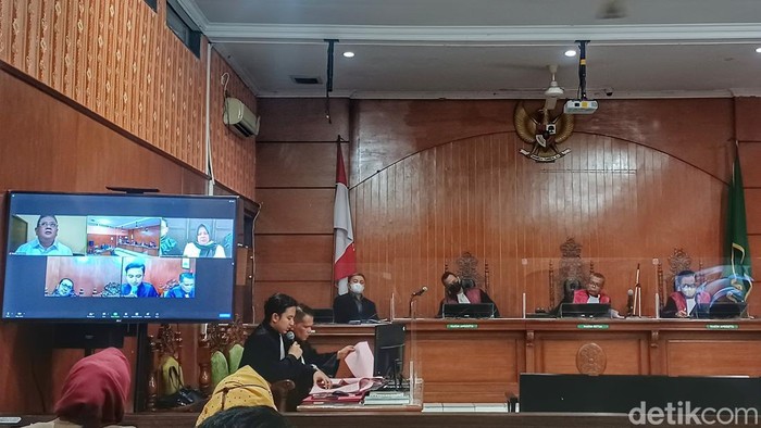Sidang lanjutan kasus dugaan penggelapan yang menjerat eks Ketua DPRD Jabar dan istrinya