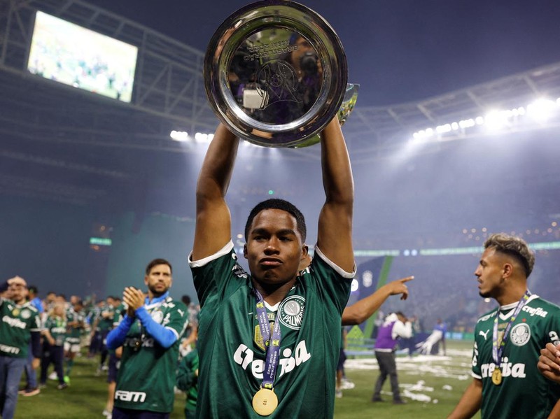 FILE PHOTO: Soccer Football - Brasileiro Championship - Palmeiras v America Mineiro - Allianz Parque, Sao Paulo, Brazil - November 9, 2022 Palmeiras' Endrick celebrates with the trophy after winning the Brasileiro Championship REUTERS/Amanda Perobelli/File Photo
