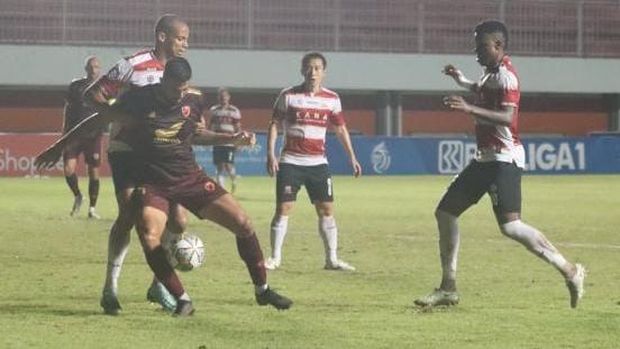 Striker PSM Makassar Everton Nascimento dikawal ketat oleh bek Madura United Cleberson saat timnya bentrok di Liga 1 2022/2023.