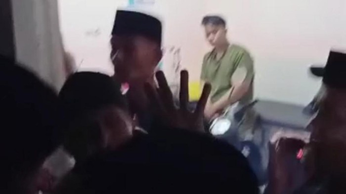 Suasana di klinik Pasuruan usai penggerebekan bidan bersama pria lain oleh suaminya.