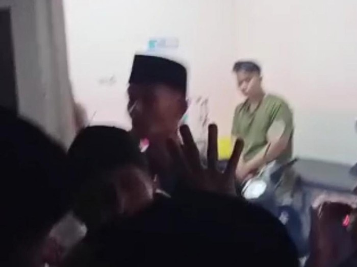 Suasana di klinik Pasuruan usai penggerebekan bidan bersama pria lain oleh suaminya.