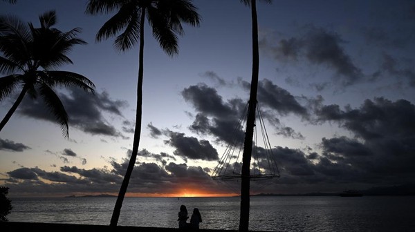 Orang-orang menghabiskan malam mereka dengan menikmati keindahan matahari terbenam di salah satu pantai di Suva.