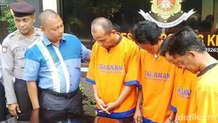 Suseno dan tiga pembunuh bayarannya setelah ditangkap di Mapolres Kediri