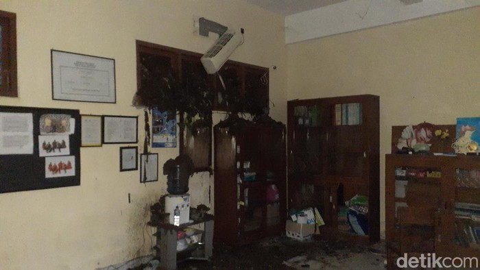 Tanah memasuki ruangan SMP Domenico Savio Semarang yang tertimpa longsor, Jumat (16/12/2022).