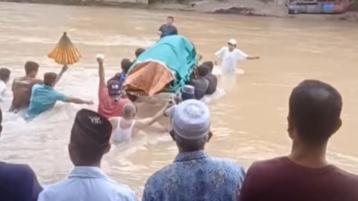 Tangkapan layar video viral jenazah di Labuhanbatu dibawa melalui sungai