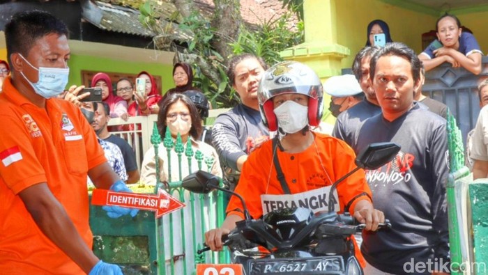 Tersangka pembunuh driver ojol di Bondowoso jalani rekonstruksi