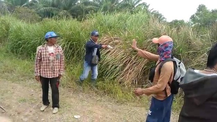 Tersangka penembakan warga dari PAM Swakarsa PT BSMI mengarahkan senjata api usai menembak (istimewa)