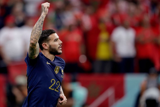 Theo Hernandez menjadi pencetak gol tercepat di semifinal Piala Dunia 2022 dalam 64 tahun saat Prancis melawan Maroko. Prestasi itu pun turut membuatnya jadi sorotan di perhelatan sepakbola terakbar ini. Theo memegang posisi bek di timnas Prancis. Foto: Getty Images/Soccrates Images