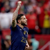 Theo Hernandez menjadi pencetak gol tercepat di semifinal Piala Dunia 2022 dalam 64 tahun saat Prancis melawan Maroko. Prestasi itu pun turut membuatnya jadi sorotan di perhelatan sepakbola terakbar ini. Theo memegang posisi bek di timnas Prancis. Foto: Getty Images/Soccrates Images