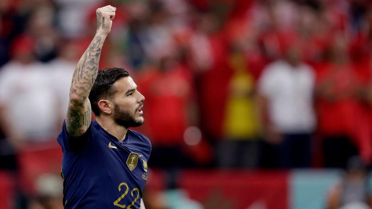 Theo Hernandez lanjutkan tradisi bek Prancis cetak gol di semifinal Piala Dunia (Getty Images/Soccrates Images)