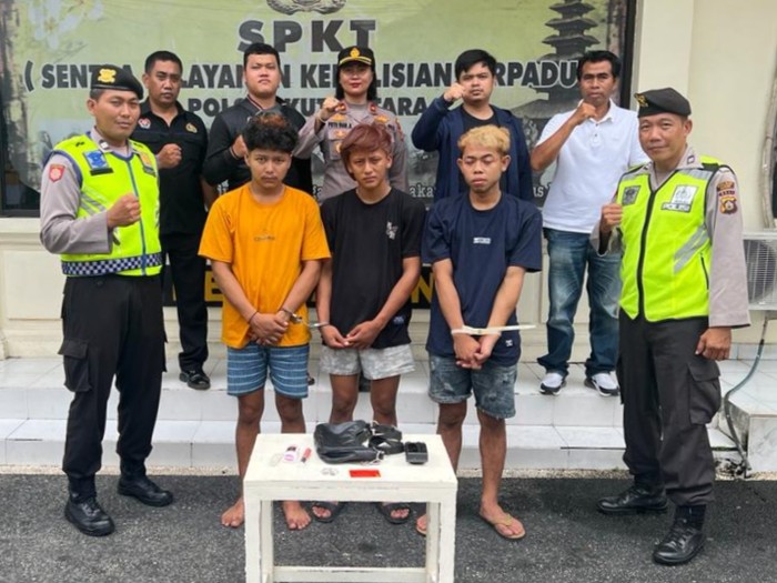 Tiga pelaku pencurian barang milik bule di Pantai Batu Bolong, Desa Canggu diajak foto bersama personel Polsek Kuta Utara, Badung. (IST)