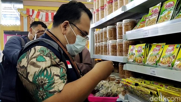 Tim gabungan pengawas makanan saat sidak di salah satu minimarket di Kediri