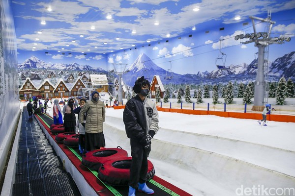 Destinasi di selatan Jakarta, Trans Snow World Bintaro begitu ramai di tengah pekan. Pengunjung terlihat memadati area depan tiket sampai di dalam wahana.