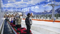 Destinasi di selatan Jakarta, Trans Snow World Bintaro begitu ramai di tengah pekan. Pengunjung terlihat memadati area depan tiket sampai di dalam wahana.