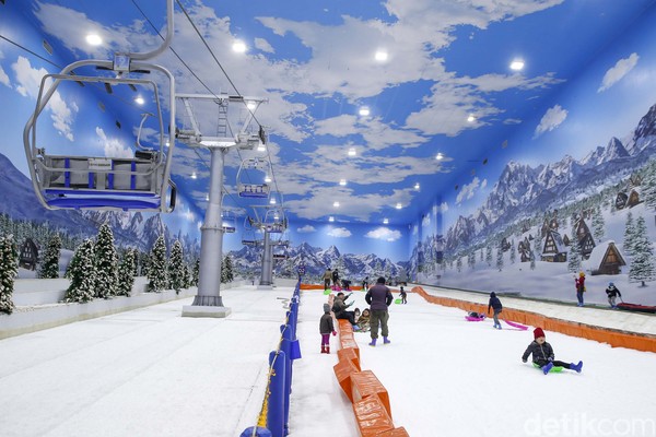 Ski Lift atau lebih sering disebut dengan Kereta Gantung memang menjadi primadona di arena bermain dalam ruang seluas 6.000 meter persegi ini. Kereta yang bergerak di jalur gantung setinggi 4-5 meter ini akan membawa pengunjung berjalan dalam satu putaran pada lintasan melingkar. Ski Lift atau lebih sering disebut dengan Kereta Gantung memang menjadi primadona di arena bermain dalam ruang seluas 6.000 meter persegi ini. Kereta yang bergerak di jalur gantung setinggi 4-5 meter ini akan membawa pengunjung berjalan dalam satu putaran pada lintasan melingkar.