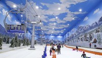 Ski Lift atau lebih sering disebut dengan Kereta Gantung memang menjadi primadona di arena bermain dalam ruang seluas 6.000 meter persegi ini. Kereta yang bergerak di jalur gantung setinggi 4-5 meter ini akan membawa pengunjung berjalan dalam satu putaran pada lintasan melingkar.