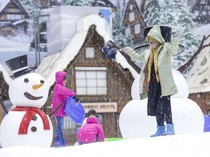 Nggak Perlu Bayar Pesawat, Main Salju di Trans Snow World Bintaro Cuma 200 Ribu!
