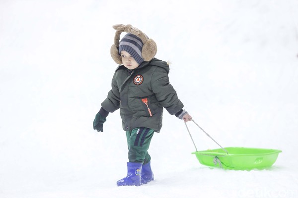 Di sini, traveler dapat bermain salju dan menjajal wahana seperti ski, seluncur, dan permainan seru lainnya. Di sini, traveler dapat bermain salju dan menjajal wahana seperti ski, seluncur, dan permainan seru lainnya.Â
