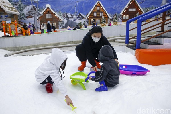 Â Trans Snow World merupakan wisata indoor salju yang terbesar di Indonesia. Ada 3 lokasi pilihan yaitu Bekasi, Bintaro dan Surabaya. Â Trans Snow World merupakan wisata indoor salju yang terbesar di Indonesia. Ada 3 lokasi pilihan yaitu Bekasi, Bintaro dan Surabaya.
