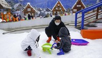  Trans Snow World merupakan wisata indoor salju yang terbesar di Indonesia. Ada 3 lokasi pilihan yaitu Bekasi, Bintaro dan Surabaya.