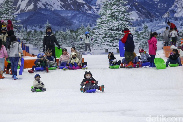 Sejumlah warga tampak sedang menikmati liburan dengan bermain salju di Trans Snow World Bintaro, Tangerang Selatan, Kamis (15/12/2022). Sejumlah warga tampak sedang menikmati liburan dengan bermain salju di Trans Snow World Bintaro, Tangerang Selatan, Kamis (15/12/2022).