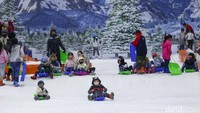Sejumlah warga tampak sedang menikmati liburan dengan bermain salju di Trans Snow World Bintaro, Tangerang Selatan, Kamis (15/12/2022).
