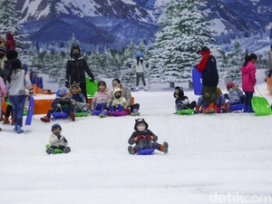 Isi Libur Panjang dengan Bermain Salju di Trans Snow World Bintaro