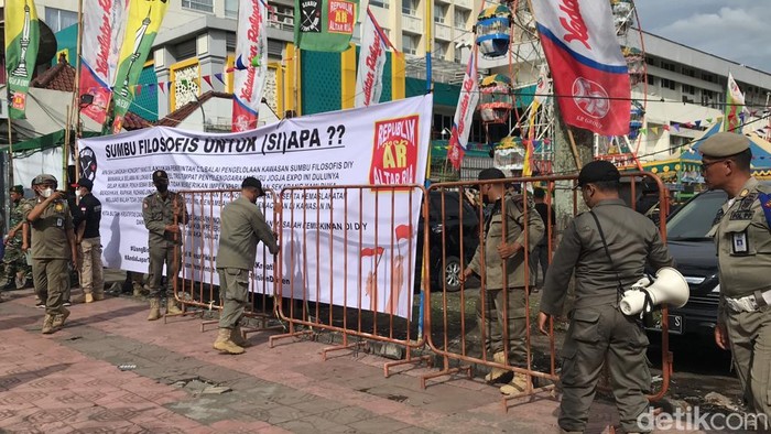 Tugu Jogja Expo ditutup paksa petugas gabungan gegara tak berizin, Jumat (16/12/2022).