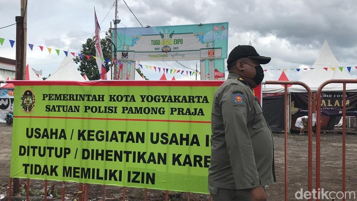 Tugu Jogja Expo ditutup paksa petugas gabungan gegara tak berizin, Jumat (16/12/2022).
