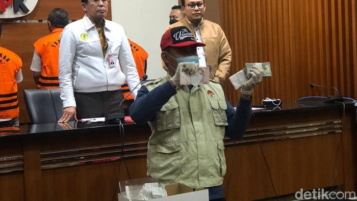 Uang yang diamankan dari OTT Waka DPRD Jatim Sahat Tua