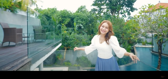 Setelah masuk barulah terlihat jika villa milik Rossa itu tampak cukup luas dan asri. Berbagai tumbuhan hijau tampak menghiasi halaman villanya. Foto: YouTube/Rossa Official