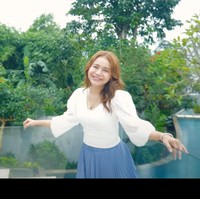 Setelah masuk barulah terlihat jika villa milik Rossa itu tampak cukup luas dan asri. Berbagai tumbuhan hijau tampak menghiasi halaman villanya. Foto: YouTube/Rossa Official