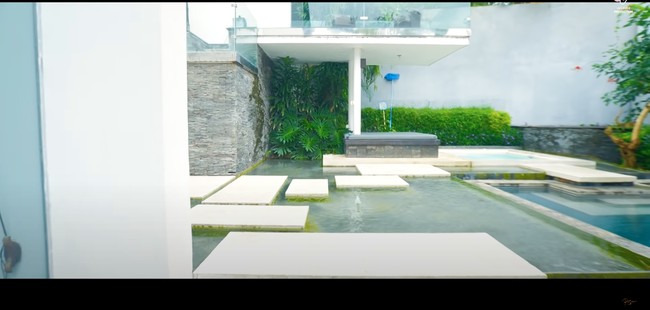Rossa mengatakan jika villa tersebut sudah dibelinya dari sekitar tahun 2008 atau 2009. Uniknya villanya itu dikelilingi oleh air. Foto: YouTube/Rossa Official