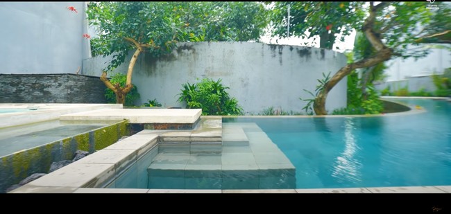 Pada bagian luar villa terdapat kolam jacuzzi yang bersebelahan dengan kolam renang. Kolam renangnya sendiri cukup luas, sampai ke area depan kamar Rossa. Foto: YouTube/Rossa Official