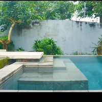 Pada bagian luar villa terdapat kolam jacuzzi yang bersebelahan dengan kolam renang. Kolam renangnya sendiri cukup luas, sampai ke area depan kamar Rossa. Foto: YouTube/Rossa Official