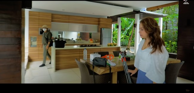 Masuk ke dalam villa, terdapat dapur dan ruang makan yang letaknya bersebelahan dengan ruang santai. Dapur dan meja makan di villanya terlihat  estetik dengan sentuhan kayu. Foto: YouTube/Rossa Official