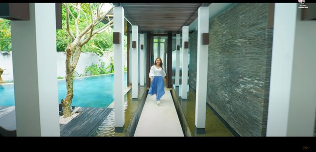 Untuk menuju kamar Rossa melewati lorong terbuka yang dikelilingi oleh air. Begitupun sebaliknya, ketika akan keluar dan menuju ruangan lain. Foto: YouTube/Rossa Official