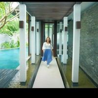 Untuk menuju kamar Rossa melewati lorong terbuka yang dikelilingi oleh air. Begitupun sebaliknya, ketika akan keluar dan menuju ruangan lain. Foto: YouTube/Rossa Official